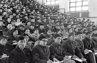1978年2月，恢复高考后的第一批大学生进入大学校门。图为清华大学1977级的学生在课堂上。