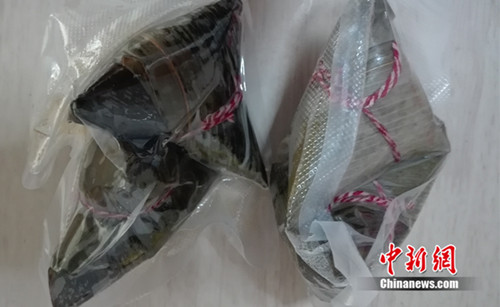 某网店销售的“私房粽”，包装上没有生产日期、配料等基本信息。中新网 邱宇 摄