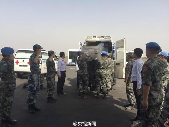 英雄申亮亮遗体灵柩抵达马里首都巴马科