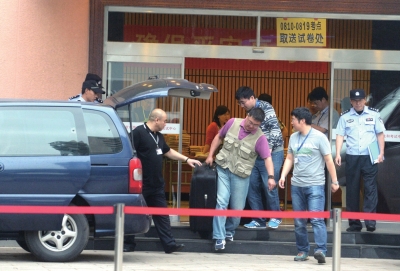 校方和民警共同护送考卷。京华时报 欧阳晓菲 摄