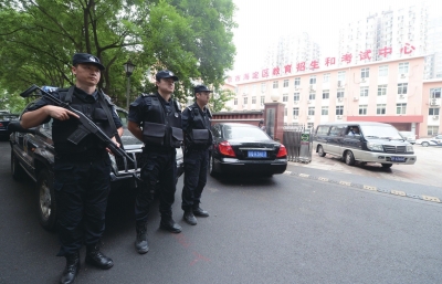特警驻守在海淀考试中心外。京华时报 欧阳晓菲 摄