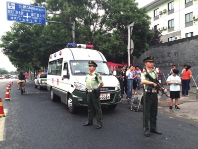 武警在北师大附中考点执勤。京华时报 陶冉 摄