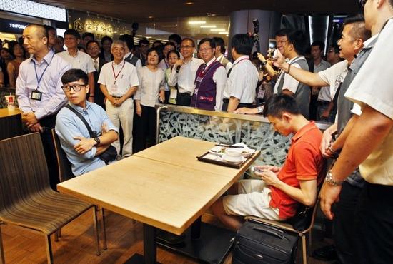 台当局“行政院长”林全上任后上午首次视察桃园机场。