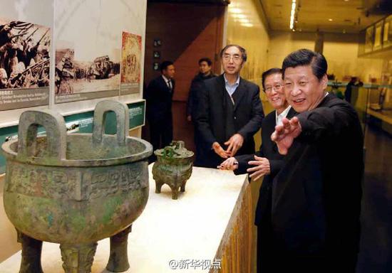 2014年2月25日，习近平傍晚来到首都博物馆参观北京历史文化展览，在“燕蓟神韵”“国际都会”“日下积胜”等展区，他在一件件实物、一幅幅图片前驻足，认真听取介绍。在珍贵馆藏文物展台，习近平提醒忙着拍摄的记者们“小心别碰到，砸了我得负责”，幽默话语引来大家一阵笑声。（据新华社“新华视点”微博报道）