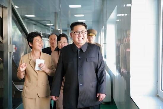 朝中社10日发布的图片显示，朝鲜领导人金正恩近日视察了新建的柳京泡菜厂。此前一天，朝中社发布一份呼吁书，提议举行南北“统一大会”。