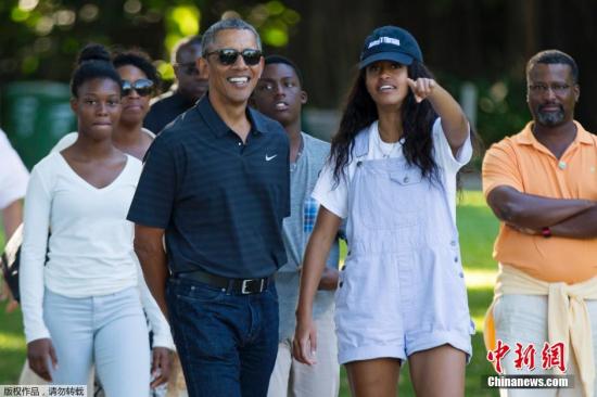 当地时间2016年1月2日，美国夏威夷，美国总统奥巴马携家人在火奴鲁鲁当地的动物园内游玩参观。  
