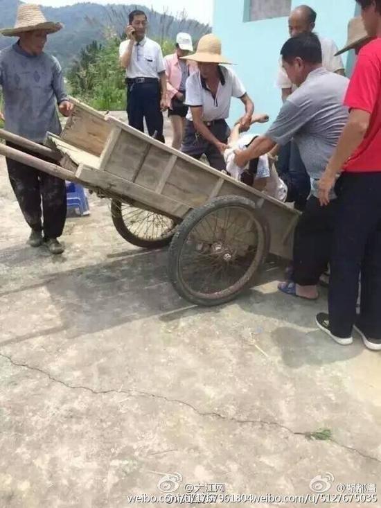 村民将溺水身亡的三人抬上岸