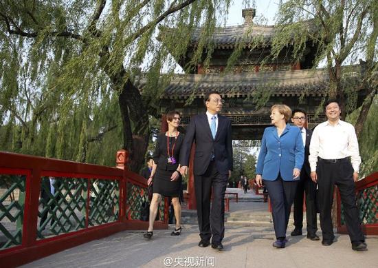 李克强与默克尔颐和园散步
