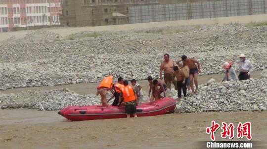 图为和田消防人员利用冲锋舟营救被困人员。 付强 摄