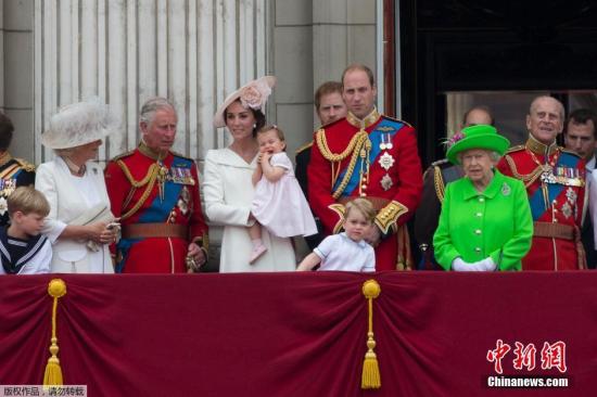 英举行阅兵庆祝女王90寿典 夏洛特公主首次出