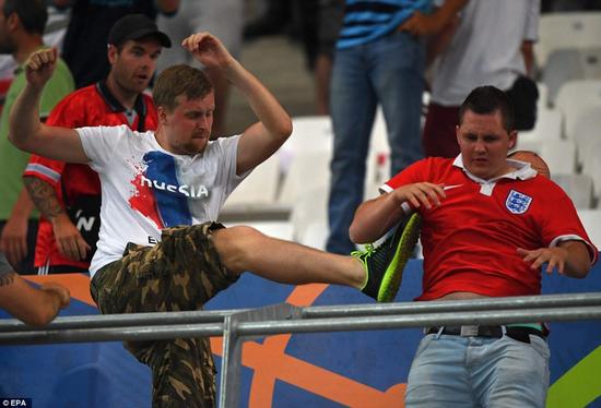一名俄罗斯球迷脚踢一名英国球迷。