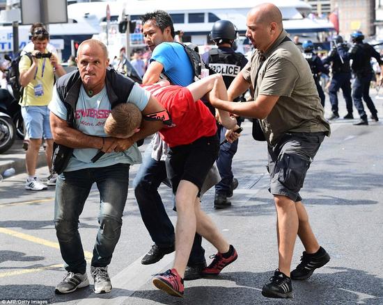法国警方采取措施制止球迷冲突。（以上图片均来自每日邮报）