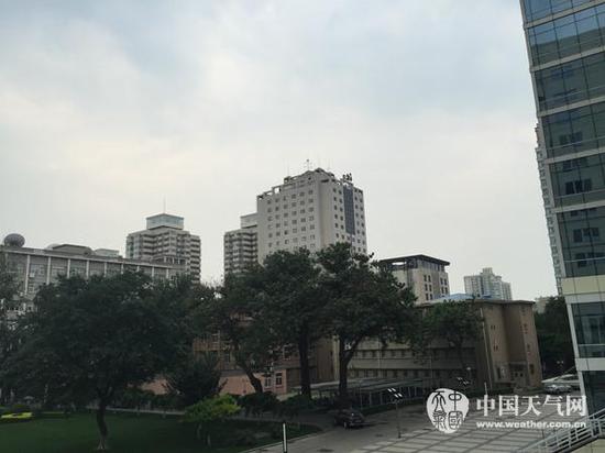 今晨，北京海淀区，天空云量较多。
