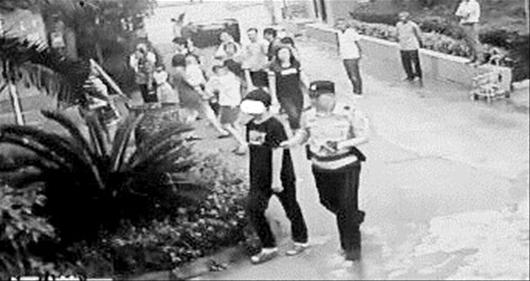 嫌疑人被警方带走
