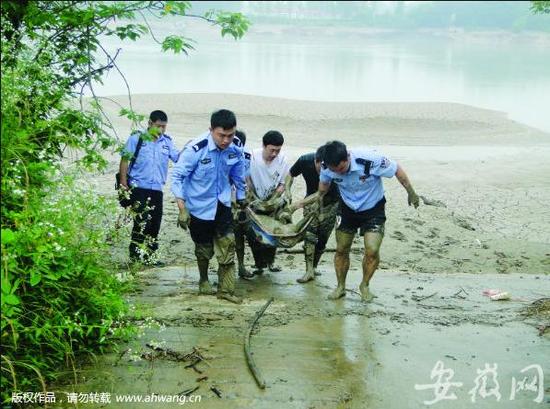 警民联手将被困老人抬出淤泥。（警方供图）