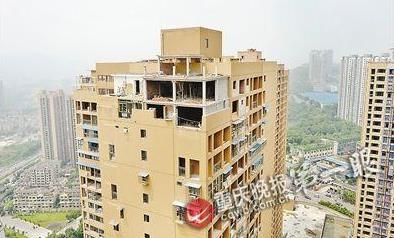 兰花丽景二期3号楼楼顶，一位违建住户已经将外墙和楼顶打掉，建起了三层楼高的空中别墅。