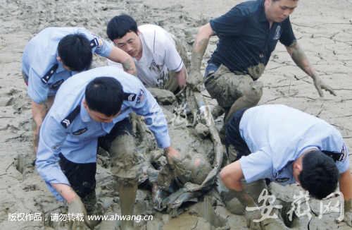 警民联手将被困老人抬出淤泥。（警方供图）