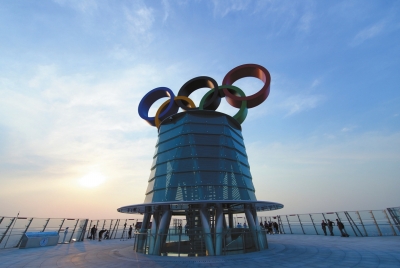 奥林匹克塔顶端的五环。
