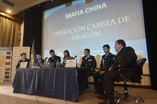 阿根廷安全部长帕特里夏·布利里奇与中国特派警员出席“打击‘貔貅’犯罪团伙”行动的记者发布会。