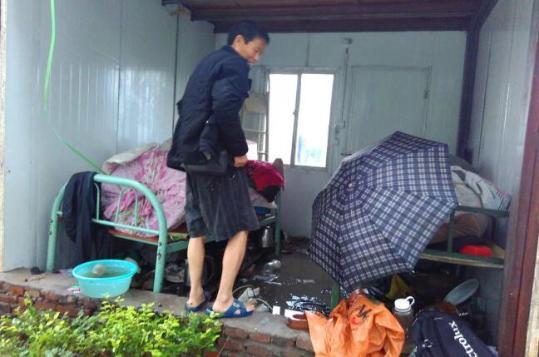 一个建筑工地的工人宿舍被大风摧毁,宿舍活动板房的墙壁被风刮飞。