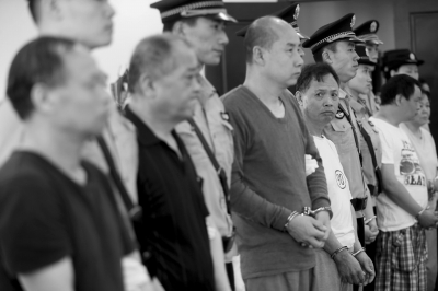 嫌疑人被带上法庭。京华时报记者赵思衡摄