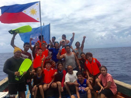 菲青年团欲登黄岩岛插国旗照片。