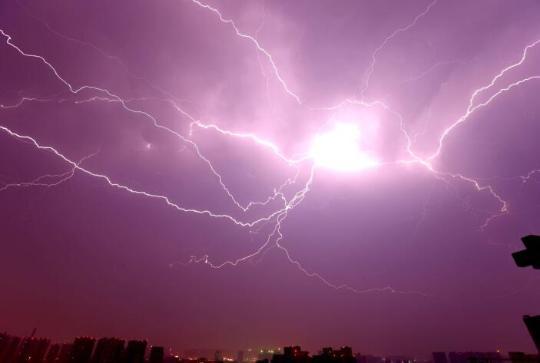 河南郑州今天凌晨遭遇雷电暴雨袭击