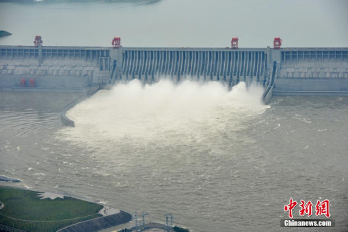 资料图：三峡大坝开泄洪深孔泄洪 图片来源：CFP视觉中国