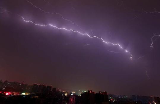 河南郑州今天凌晨遭遇雷电暴雨袭击