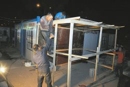 在太原南内环街千峰路至和平路标段的工地上，江苏淮安的“小工头”张礼爷连夜为即将到来的女工搭建“小木屋”。