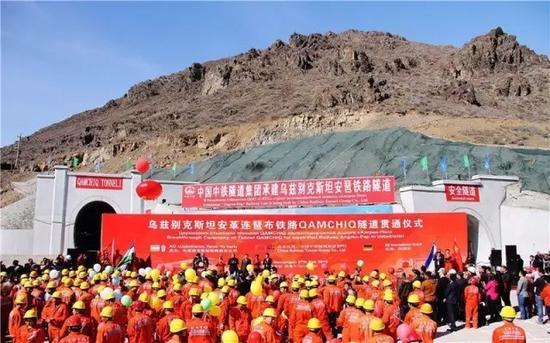 2016年2月27日，中国企业承建的“中亚第一长隧”贯通，这是乌兹别克斯坦安格连至琶布铁路甘姆奇克隧道出口拍摄的隧道贯通剪彩仪式。