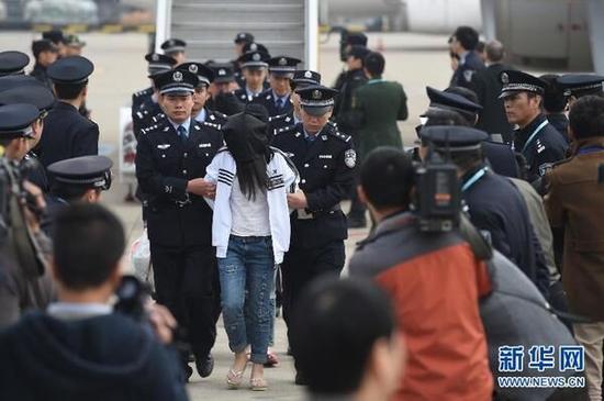 2015年11月10日，在杭州萧山国际机场，78名犯罪嫌疑人被浙江警方从柬埔寨押解回国。