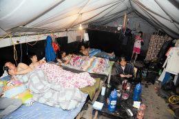 太原五一路工地一处甘肃务工人员的大帐篷，工友用木板和布帘将内部空间分成两间，外面住着10余名男工，里面住着6名女工。