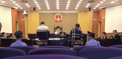 昨天，庭审即将结束时，被告人程康明(左)起立做最后陈述。京华时报记者怀若谷摄