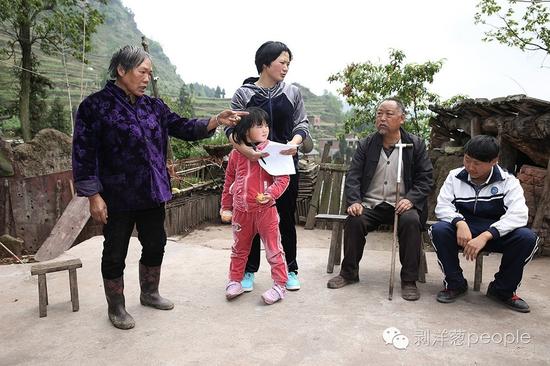 2016年4月25日，贵州毕节市纳雍县，居仁中学的王蕾老师带着女儿，正在对一名留守儿童进行家访。