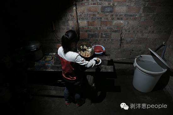 2016年4月23日，贵州毕节市田嵌彝族乡。赵昭燕正在厨房烧菜，她和爷爷奶奶一起生活。