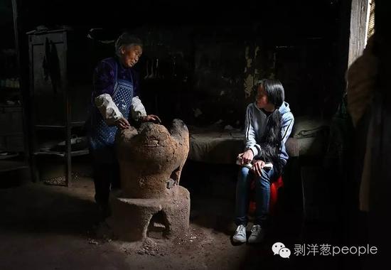 2016年4月24日，彭晓敏上学前正和奶奶聊天。他和八九十岁的奶奶住在路嘴村，从家到居仁中学上学，翻山越岭需要走三四个小时。