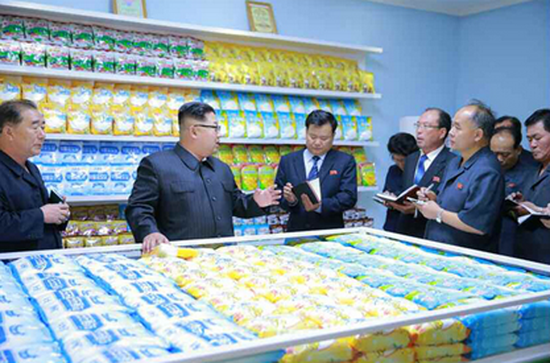 金正恩视察平壤食品工厂