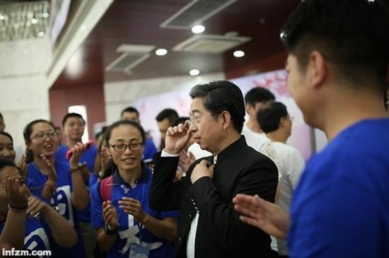 工作人员在现场与大同市委书记张吉福合影。节目录制前，大同市长马彦平对张吉福说，“要是这次可成功可不成功，那就我来。要是志在必得，那就你上吧。”最终张吉福确认自己上。（张勇鹏/图）