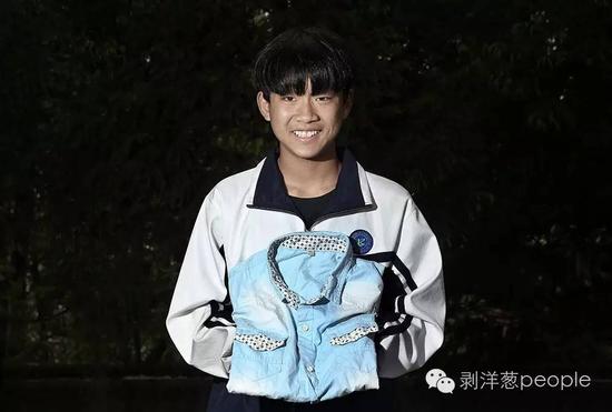 2016年4月25日，居仁中学。杨桃，14岁，爸妈在浙江打工，这件衬衣是过年时，妈妈回来给他买的。