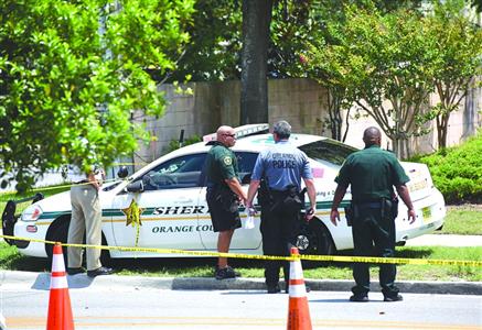 6月15日，警察在美国佛罗里达州奥兰多枪击案现场附近工作。 