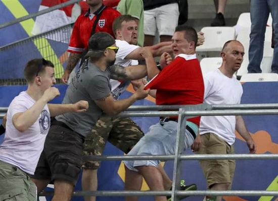 一名英国球迷与俄罗斯球迷互殴。