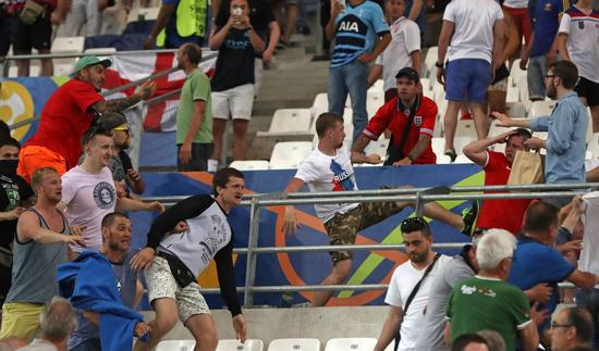 欧洲杯英格兰俄罗斯赛后，俄球迷追打英国球迷。
