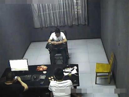 犯罪嫌疑人在接受讯问。 图由警方提供