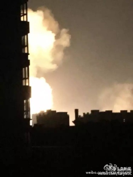 西安南郊电厂疑似发生爆炸 火光冲天