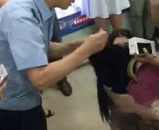 女子赤裸上身讨说法。