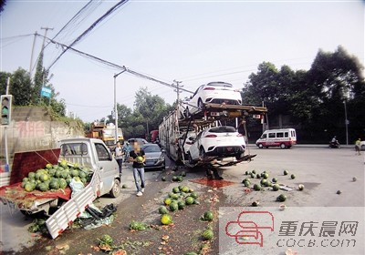 事故现场，不少行人动起歪念，哄抢捡拾地上西瓜。江北警方供图