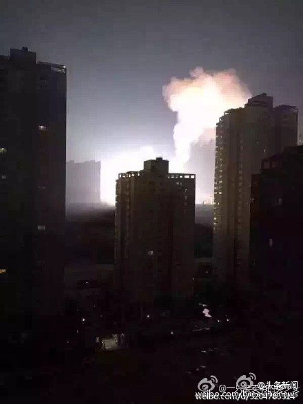 西安南郊电厂疑似发生爆炸 火光冲天