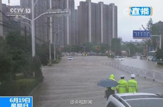 湖北连发16个红色预警 多地遭暴雨侵袭