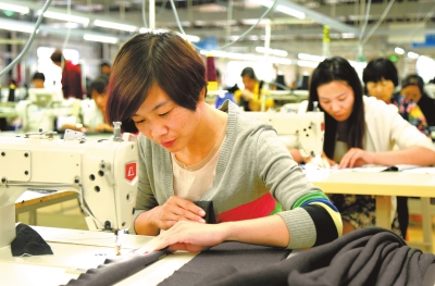 河南汝阳县500余名农家女在家门口一服装企业就业。